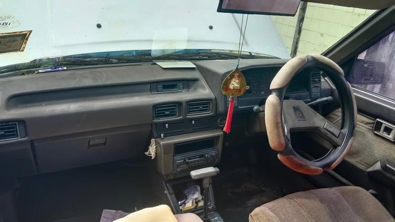 โคโรลล่าท้ายตัดครับ