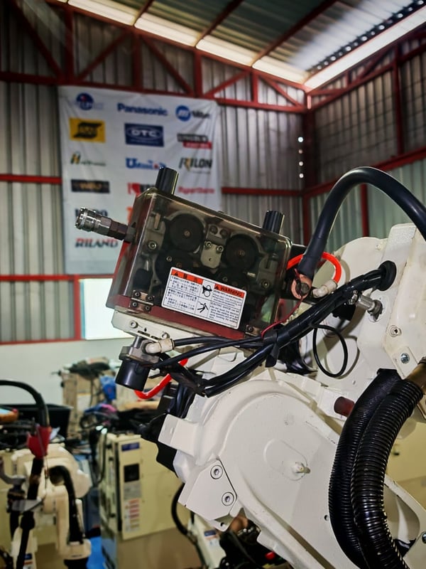 หุ่นยนต์เชื่อม OTC FD-B4 