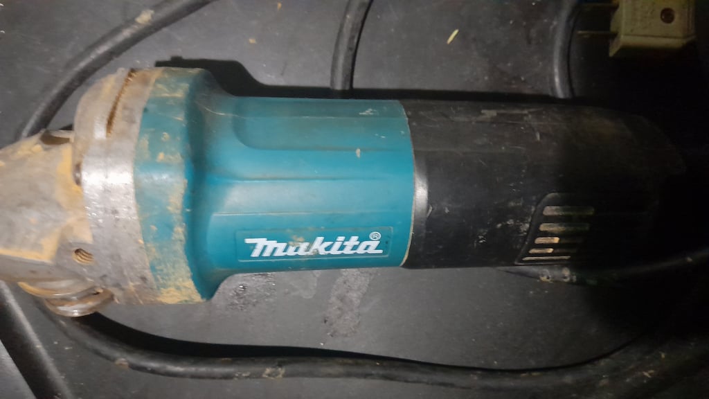 เครื่องเจียร Makita รุ่น 9553B เครื่องเจียร Makita รุ่น 9553B