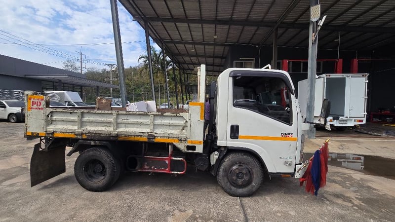 ISUZU NMR130 NMR85EXXXU 130แรงม้า รถบรรทุก 6ล้อ ดั้มพ์ ปี2023 เลขไมล์น้อยกว่า 50,000 กม.(81-3482)