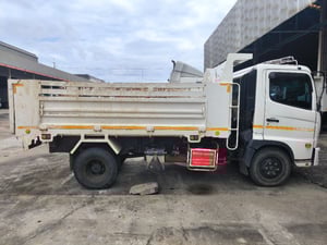 HINO DOMINATOR500 FC9JE1A-CBAHF 210แรงม้า รถบรรทุก 6ล้อ ดั้มพ์ ปี2023 เลขไมล์น้อยกว่า 50,000 กม. (ทะเบียน 69-4715)