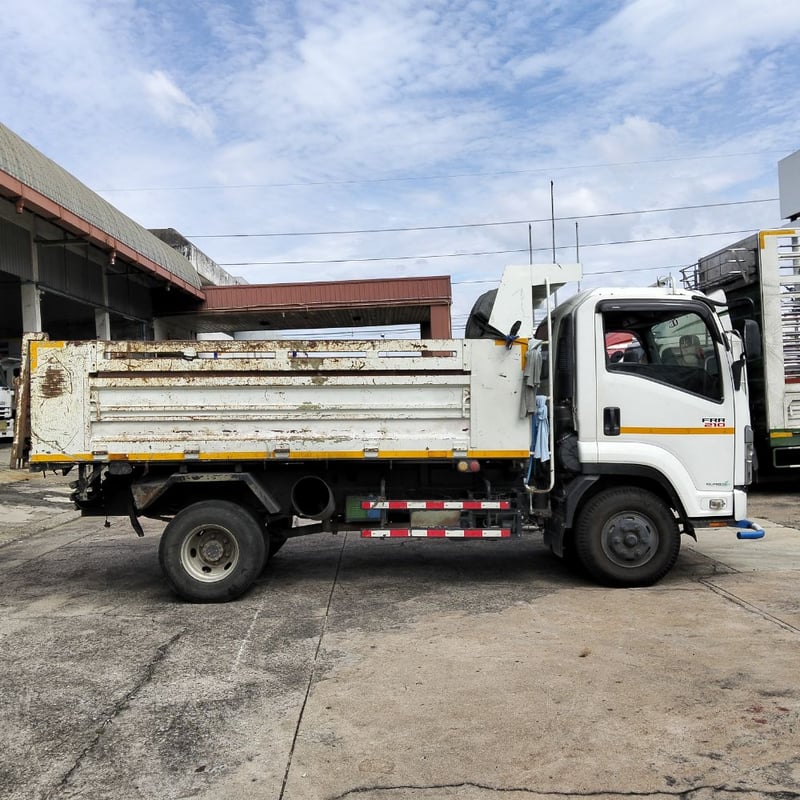 ISUZU FRR210 FRR90HSXFU 210แรงม้า รถบรรทุก 6ล้อ ดั้มพ์ ปี2023 เลขไมล์น้อยกว่า 100,000 กม. (ทะเบียน 81-3359)