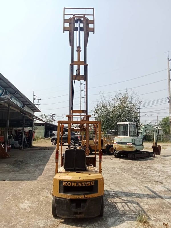 รถยก Komatsu ขนาด 1.5 ตัน เสาสูง 4.3 ม. พร้อมใช้งาน