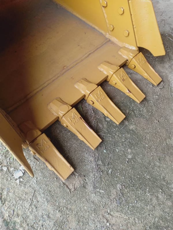 บุ้งกี้ สำหรับรถขุด PC60 ของใหม่ หน้ากว้าง 65 ซม. บุ้งกี้ สำหรับรถขุด PC60 ของใหม่ หน้ากว้าง 65 ซม.