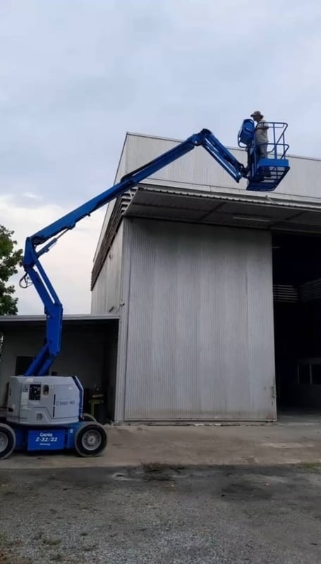 รถกระเช้าทํางานได้สูง 12เมตร GENIE Z34-22 ทํางานได้2ระบบ (ทั้งไฟฟ้าและเครื่องยนต์) นําเข้ายี่ปุ่น  