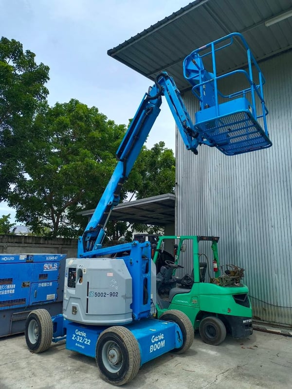 รถกระเช้าทํางานได้สูง 12เมตร GENIE Z34-22 ทํางานได้2ระบบ (ทั้งไฟฟ้าและเครื่องยนต์) นําเข้ายี่ปุ่น  