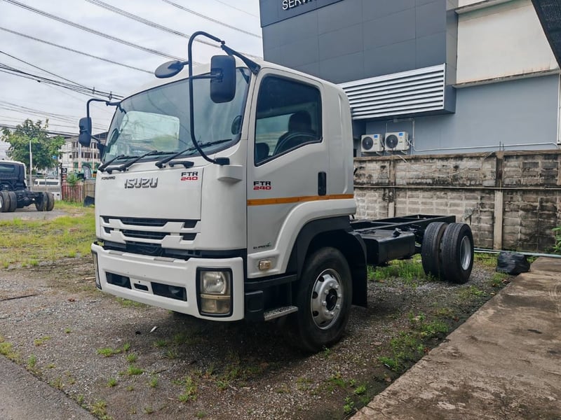 Isuzu 6 ล้อ FTR 240 ปี 58 หัวคัสซียาว 5.5 เมตร สภาพดีมากเหมาะทำดัมพ์