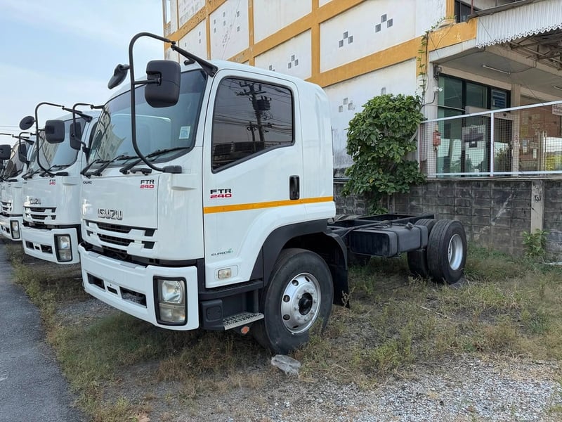 Isuzu FTR 240 แรงม้า 6 ล้อ หัวคัสซี จดทะเบียนปี 58 สนใจโทรสอบถาม 081-8111202 เน้นโทร