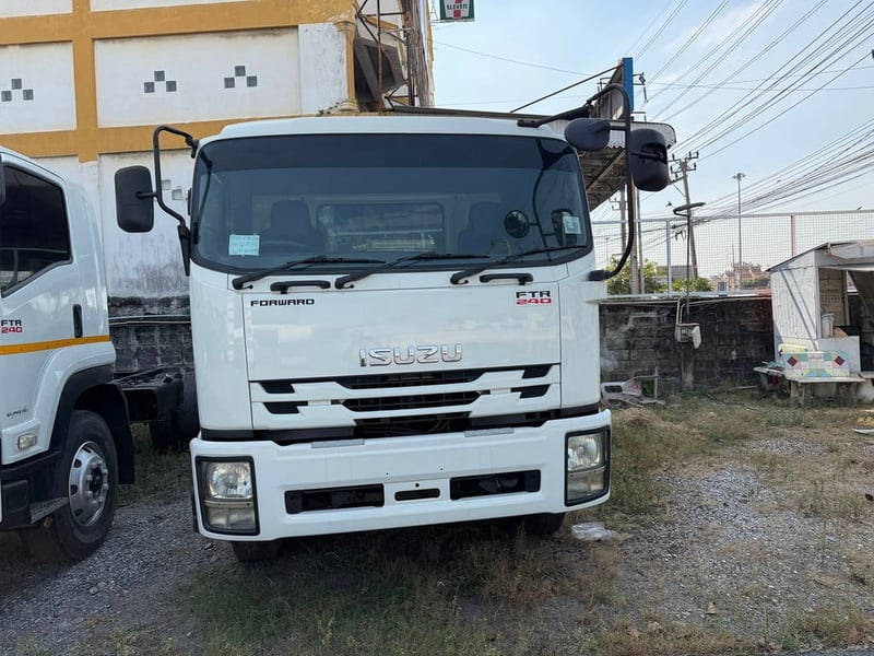 Isuzu FTR 240 แรงม้า 6 ล้อ หัวคัสซี จดทะเบียนปี 58 สนใจโทรสอบถาม 081-8111202 เน้นโทร