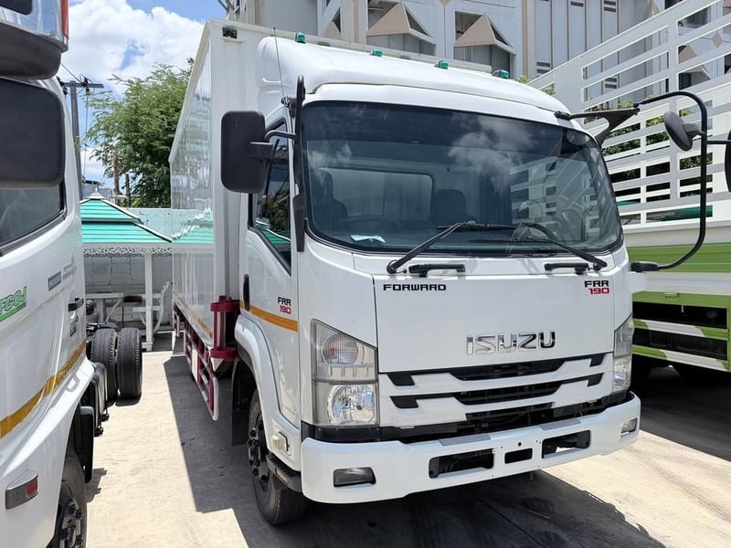 Isuzu FRR 190 แรงม้า ตู้สามบาน กว้าง 2.24 เมตร ยาว 5.5 เมตร สูง 2.25 เมตร จดทะเบียนปี 62 สนใจโทร 0818111202 วีรพงษ์