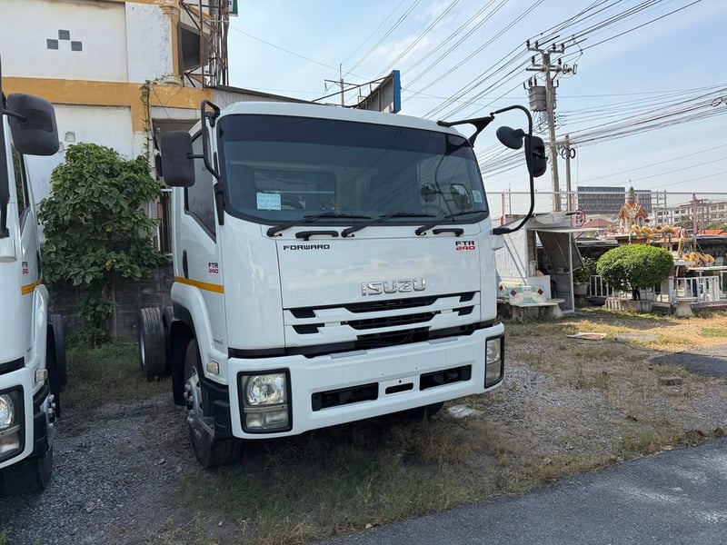 Isuzu FTR 240 แรงม้า 6 ล้อ หัวคัสซี จดทะเบียนปี 58 สนใจโทรสอบถาม 081-8111202 เน้นโทร