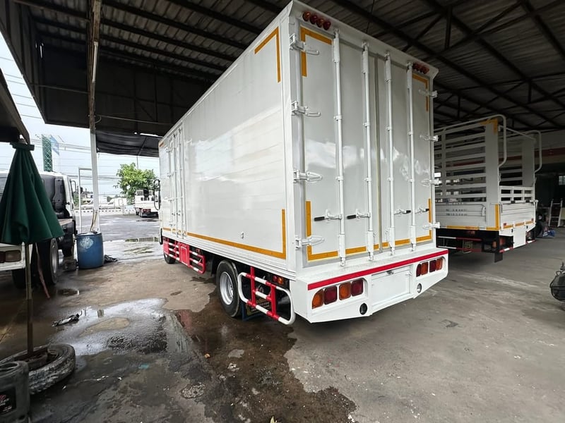 Isuzu FRR 190 แรงม้า จดทะเบียนปี 62 ตู้สามบานยาว 5.6 เมตร สภาพพร้อมใช้งาน สนใจโทรสอบถาม 081-8111202 เน้นโทรรถอยู่ใกล้เดอะมอลล์บางแค