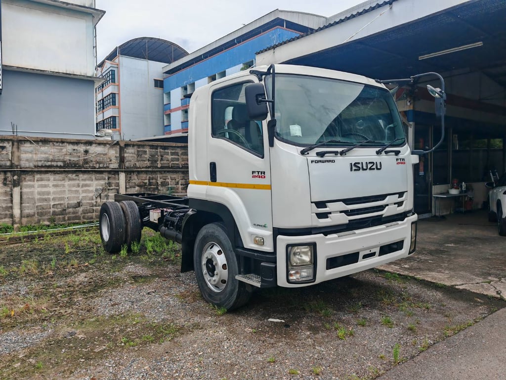 Isuzu 6 ล้อ FTR 240 ปี 58 หัวคัสซียาว 5.5 เมตร สภาพดีมากเหมาะทำดัมพ์