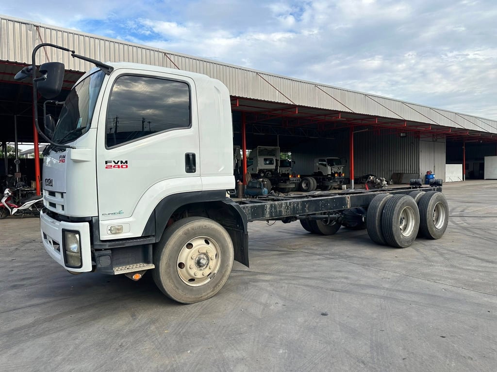 Isuzu 10 ล้อ 240 ช่วงยาว 7.2 เมตร หัวคัสซี จดทะเบียนปี 59 รถสวยเดิมสามารถเอาไปต่อกระบะติดเครน Isuzu 10 ล้อ 240 ช่วงยาว 7.2 เมตร หัวคัสซี จดทะเบียนปี 59 รถสวยเดิมสามารถเอาไปต่อกระบะติดเครน