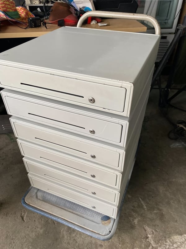 ขายลิ้นชักเก็บเงิน อย่างดี มีกุญแจล็อคให้ มีสายต่อเครื่องพิมพ์ใบเสร็จ ขายลิ้นชักเก็บเงิน อย่างดี มีกุญแจล็อคให้ มีสายต่อเครื่องพิมพ์ใบเสร็จ