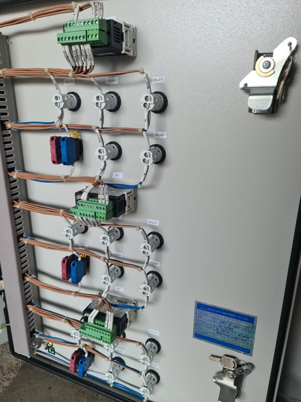 ขายตู้คอนโทรลห้องเย็น 1 ชุดประกอบด้วยเทอร์โบ stat 3 ตัว ยี่ห้อ dixel ขายตู้คอนโทรลห้องเย็น 1 ชุดประกอบด้วยเทอร์โบ stat 3 ตัว ยี่ห้อ dixel