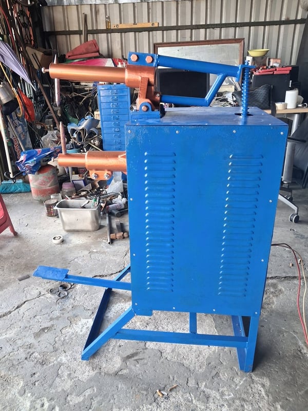 เครื่องเชื่อมอาร์คสปอตเวลดิ้ง ขนาดใหญ่ ใช้งานได้ปกติ