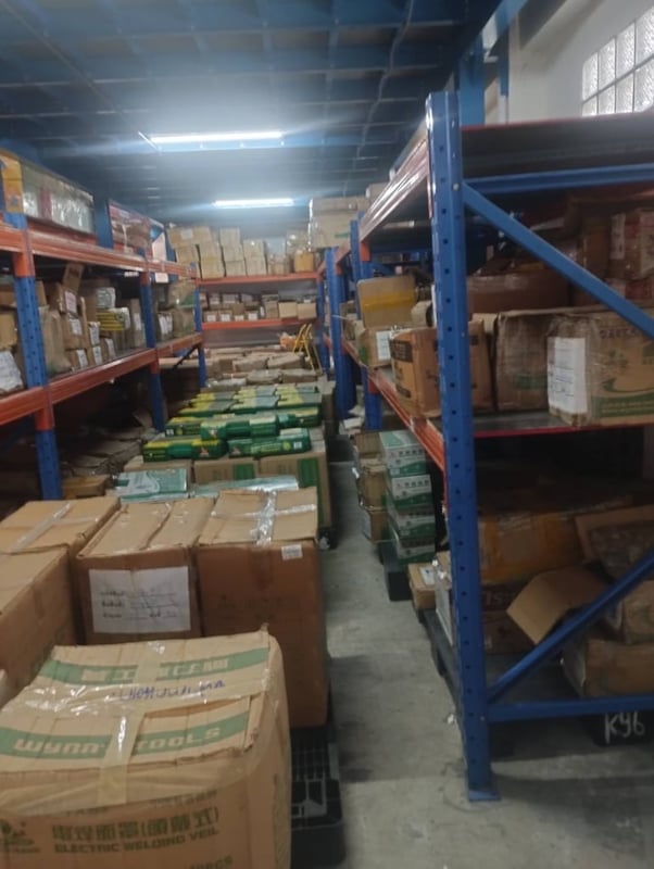 ขายเครื่องมือช่างมีอยู่ประมาณ 400 ลัง