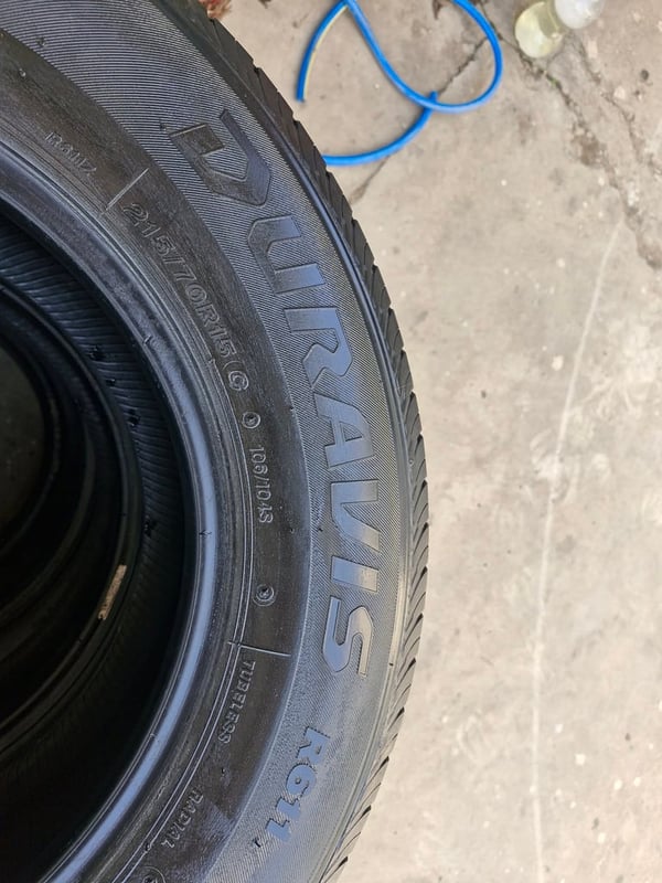 ยาง BRIDGESTONE R611 215-70R15 ปี24 พร้อมใช้งาน