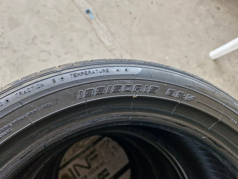 ยางมือ 2 DUNLOP LM705 195-50R15 ยางมือ 2 DUNLOP LM705 195-50R15