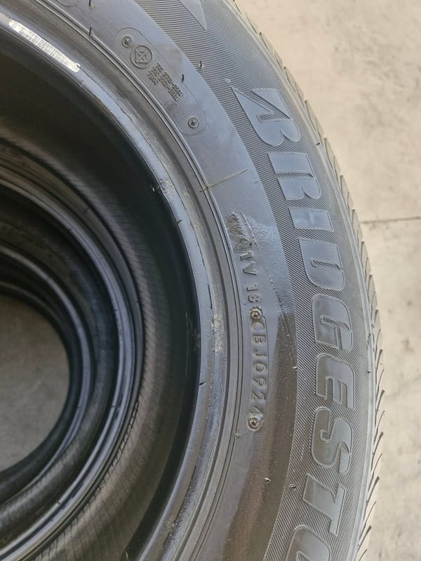 ยาง BRIDGESTONE R611 215-70R15 ปี24 พร้อมใช้งาน