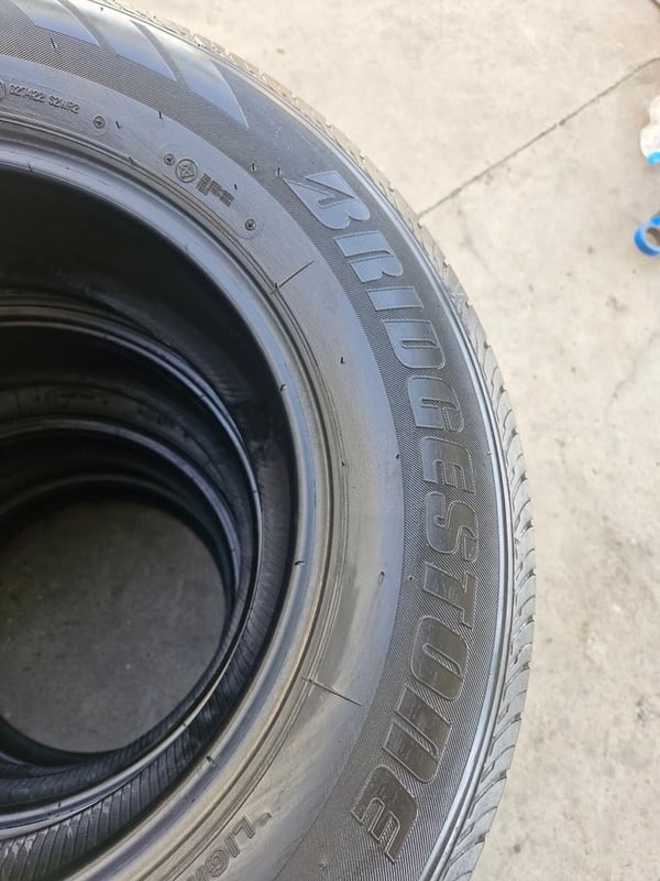 ยาง BRIDGESTONE R611 215-70R15 ปี24 พร้อมใช้งาน