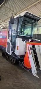 รถเกี่ยวข้าวญี่ปุ่น 4 แถว รถเกี่ยวข้าวญี่ปุ่น 4 แถว