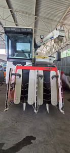 รถเกี่ยวข้าวญี่ปุ่น 4 แถว รถเกี่ยวข้าวญี่ปุ่น 4 แถว