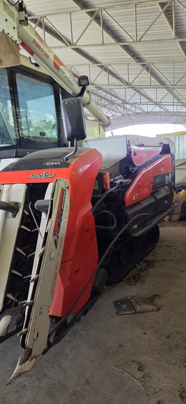 รถเกี่ยวข้าวญี่ปุ่น 4 แถว รถเกี่ยวข้าวญี่ปุ่น 4 แถว