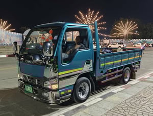  ISUZU NKR  รถห้างแท้ 4ล้อไม่ติดเวลา เครื่อง 100 แรงม้า เทอร์โบอินเตอร์คูลเลอร์ มือเดียว วิ่งน้อย  กระบะคาร์โก้ เปิดได้3ด้าน  ยาว 3.10 เมตร กว้าง 1.80 เมตร รีโมทเซ็นทรัลล็อค  CD MP3 USB  คิดใหม่  กล้องบันทึกใหม่  แอร์  พวงมาลัยเพาเวอร์  แบตเตอรี่ใหม่ ยางสภาพใหม่ดอกเต็ม  ชุดแต่งรอบคันใหม่ ทะเบียนภาษี