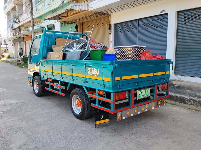  ISUZU NKR  รถห้างแท้ 4ล้อไม่ติดเวลา เครื่อง 100 แรงม้า เทอร์โบอินเตอร์คูลเลอร์ มือเดียว วิ่งน้อย  กระบะคาร์โก้ เปิดได้3ด้าน  ยาว 3.10 เมตร กว้าง 1.80 เมตร รีโมทเซ็นทรัลล็อค  CD MP3 USB  คิดใหม่  กล้องบันทึกใหม่  แอร์  พวงมาลัยเพาเวอร์  แบตเตอรี่ใหม่ ยางสภาพใหม่ดอกเต็ม  ชุดแต่งรอบคันใหม่ ทะเบียนภาษี