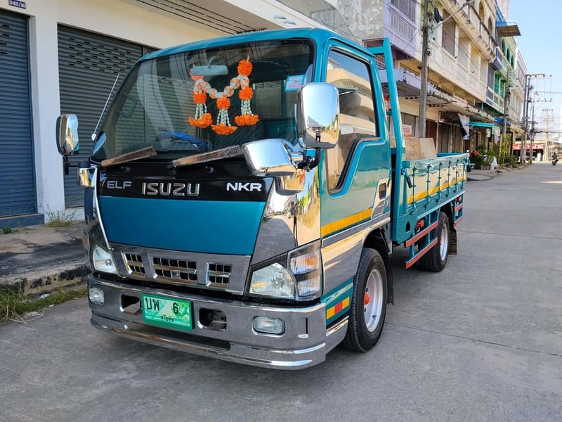  ISUZU NKR  รถห้างแท้ 4ล้อไม่ติดเวลา เครื่อง 100 แรงม้า เทอร์โบอินเตอร์คูลเลอร์ มือเดียว วิ่งน้อย  กระบะคาร์โก้ เปิดได้3ด้าน  ยาว 3.10 เมตร กว้าง 1.80 เมตร รีโมทเซ็นทรัลล็อค  CD MP3 USB  คิดใหม่  กล้องบันทึกใหม่  แอร์  พวงมาลัยเพาเวอร์  แบตเตอรี่ใหม่ ยางสภาพใหม่ดอกเต็ม  ชุดแต่งรอบคันใหม่ ทะเบียนภาษี