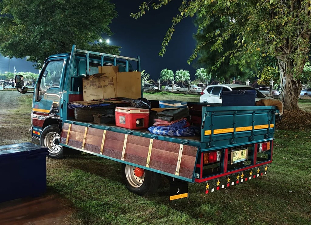  ISUZU NKR  รถห้างแท้ 4ล้อไม่ติดเวลา เครื่อง 100 แรงม้า เทอร์โบอินเตอร์คูลเลอร์ มือเดียว วิ่งน้อย  กระบะคาร์โก้ เปิดได้3ด้าน  ยาว 3.10 เมตร กว้าง 1.80 เมตร รีโมทเซ็นทรัลล็อค  CD MP3 USB  คิดใหม่  กล้องบันทึกใหม่  แอร์  พวงมาลัยเพาเวอร์  แบตเตอรี่ใหม่ ยางสภาพใหม่ดอกเต็ม  ชุดแต่งรอบคันใหม่ ทะเบียนภาษี