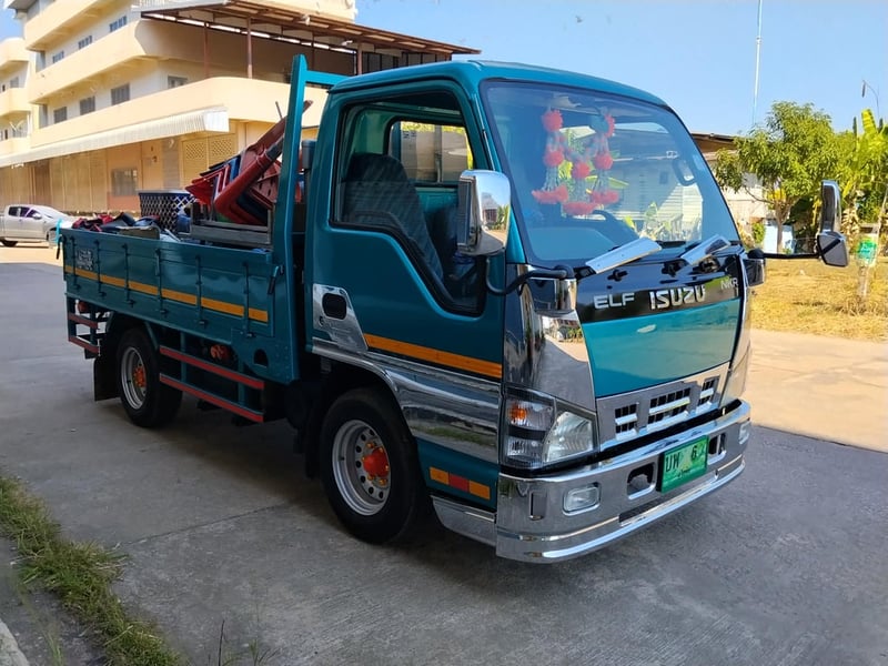  ISUZU NKR  รถห้างแท้ 4ล้อไม่ติดเวลา เครื่อง 100 แรงม้า เทอร์โบอินเตอร์คูลเลอร์ มือเดียว วิ่งน้อย  กระบะคาร์โก้ เปิดได้3ด้าน  ยาว 3.10 เมตร กว้าง 1.80 เมตร รีโมทเซ็นทรัลล็อค  CD MP3 USB  คิดใหม่  กล้องบันทึกใหม่  แอร์  พวงมาลัยเพาเวอร์  แบตเตอรี่ใหม่ ยางสภาพใหม่ดอกเต็ม  ชุดแต่งรอบคันใหม่ ทะเบียนภาษี