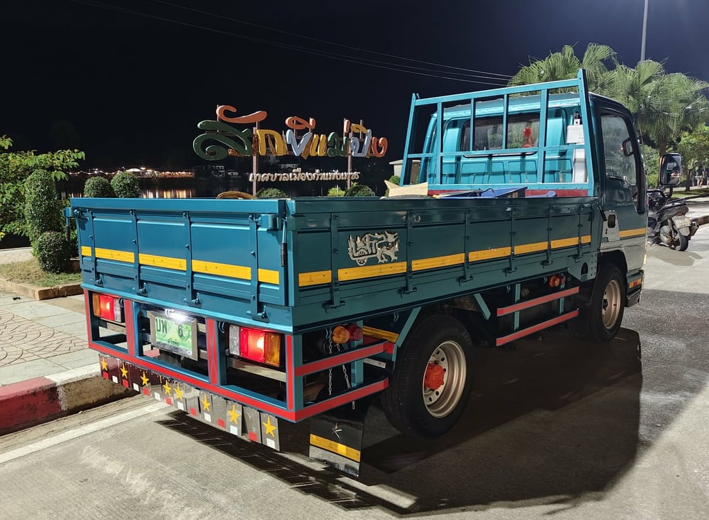  ISUZU NKR  รถห้างแท้ 4ล้อไม่ติดเวลา เครื่อง 100 แรงม้า เทอร์โบอินเตอร์คูลเลอร์ มือเดียว วิ่งน้อย  กระบะคาร์โก้ เปิดได้3ด้าน  ยาว 3.10 เมตร กว้าง 1.80 เมตร รีโมทเซ็นทรัลล็อค  CD MP3 USB  คิดใหม่  กล้องบันทึกใหม่  แอร์  พวงมาลัยเพาเวอร์  แบตเตอรี่ใหม่ ยางสภาพใหม่ดอกเต็ม  ชุดแต่งรอบคันใหม่ ทะเบียนภาษี