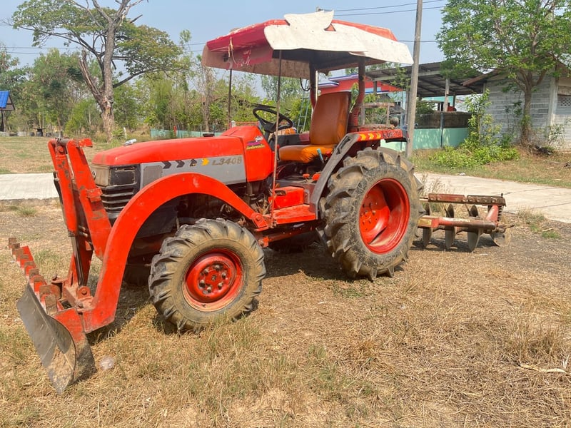 ขายรถไถคูโบต้า34แรง พร้อมอุปกรณ์ใบดันและผานหลังครับ