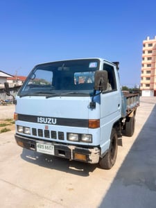 รถบรรทุก Isuzu บรรทุก 4 ล้อ ดั้ม