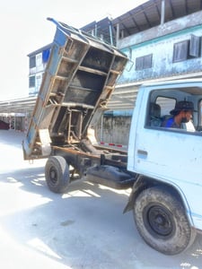 รถบรรทุก Isuzu บรรทุก 4 ล้อ ดั้ม