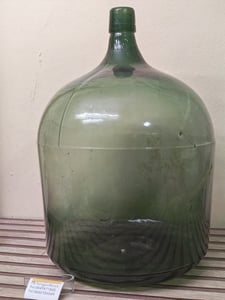ขวดแก้วโบราณใบใหญ่ 