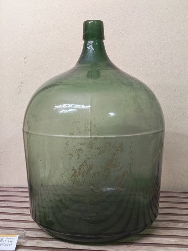 ขวดแก้วโบราณใบใหญ่ 