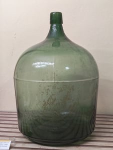 ขวดแก้วโบราณใบใหญ่ 