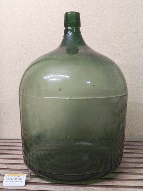 ขวดแก้วโบราณใบใหญ่ 