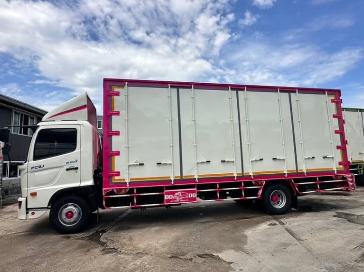 HINO FC 210แรงม้า รถบรรทุก 6ล้อ ตู้แห้ง ปี2021 เลขไมล์น้อยกว่า 500,000 กม.