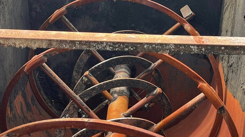 เหลือ 1 ตัว เครื่องผสมวัตถุดิบแนวนอน งานเดิมผสมอาหารสัตว์ รุ่นงานหนักโครงสร้างหนาแข็งแรง มอเตอร์เกียร์ 30 HP 380V เข้ามา 5 ตัว