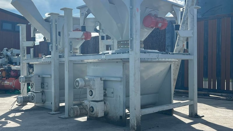 ชุดฟีดเดอร์อุตสาหกรรมงานแป้ง ในชุดประกอบด้วยถังพักมีมอเตอร์สั่นเขย่า มีใบพายกวนตักด้านล่าง และ สกรูลำเลียงชิ้นงานออกสู่ไลน์ผลิต 380V มีมา 2 ชุด ชุดฟีดเดอร์อุตสาหกรรมงานแป้ง ในชุดประกอบด้วยถังพักมีมอเตอร์สั่นเขย่า มีใบพายกวนตักด้านล่าง และ สกรูลำเลียงชิ้นงานออกสู่ไลน์ผลิต 380V มีมา 2 ชุด