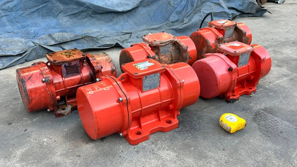 มอเตอร์สั่นเขย่า(Vibrating)O L I Made in ITALY380Vเข้ามา 5 ตัว มอเตอร์สั่นเขย่า(Vibrating)O L I Made in ITALY380Vเข้ามา 5 ตัว