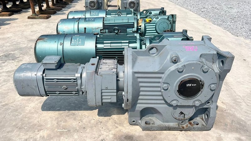 มอเตอร์เกียร์ทดกำลัง SEW EURODRIVE (Hallowshaft) รุ่นพิเศษมีระบบเบรค380Vเข้ามา 4 ตัว