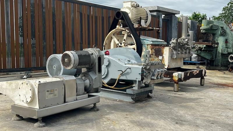 ปั้มของเหลวโฮโมจีไนเซอร์(HOMOGENIZER) ปั้มแรงดันไฮเพรสเชอร์ ใช้สำหรับแปรรูปของเหลว อยู่ในจำพวกอุตสาหกรรมอาหาร เครื่องดื่ม นม น้ำผลไม้แปรรูปต่างๆ สารสกัดสมุนไพร และ เครื่องสำอางต่างๆได้หลายชนิด