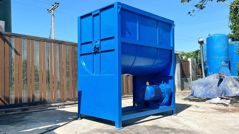 ถังกวนผสม ขนาด 1000 kg  ภายในบุสเตนเลส  แกนและใบกวนสเตนเลสแบบริบบอน มอเตอร์เกียร์ 15 HP380Vสภาพสวยพร้อมใช้