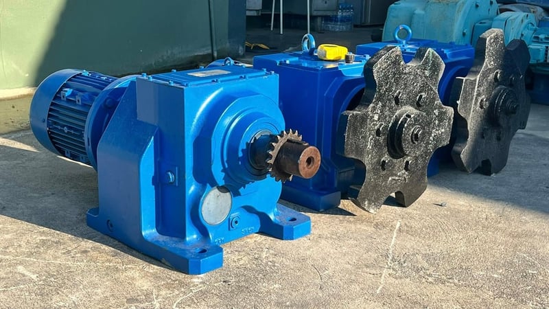 มอเตอร์เกียร์ทดกำลัง งานยุโรป FLENDER  MOTOVARIO รอบทดช้าแรงบิดสูง380Vเข้ามา 3 ตัว